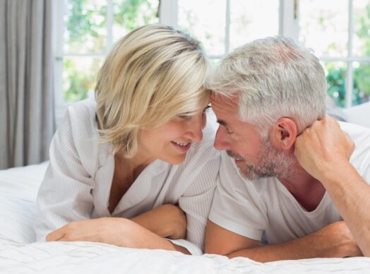 couple se regardant - lien apnée du sommeil et libido
